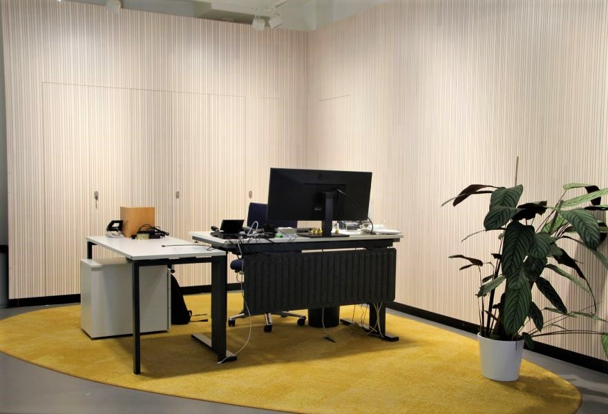 Ein so genannter „Akustikvorhang“ – eine Wand aus Tannenholz und Holzwolle – dämpft Geräusche.