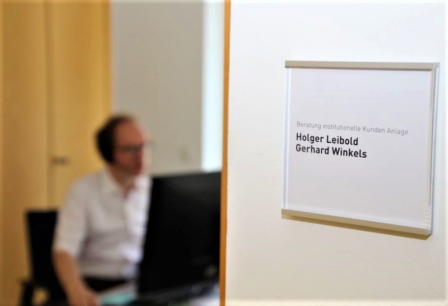Schild am Büro der beiden Berater Holger Leibold und Gerhard Winkels.