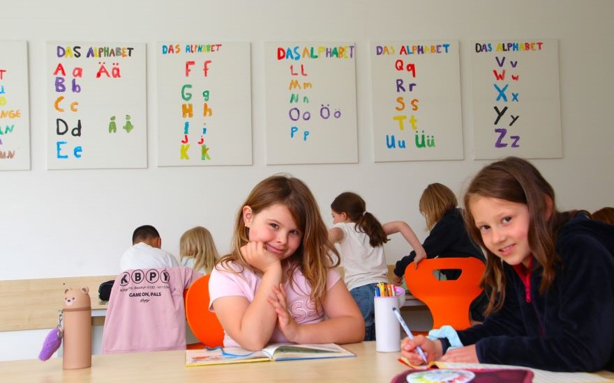 Kinder in der Übermittagbetreuung der dominis.