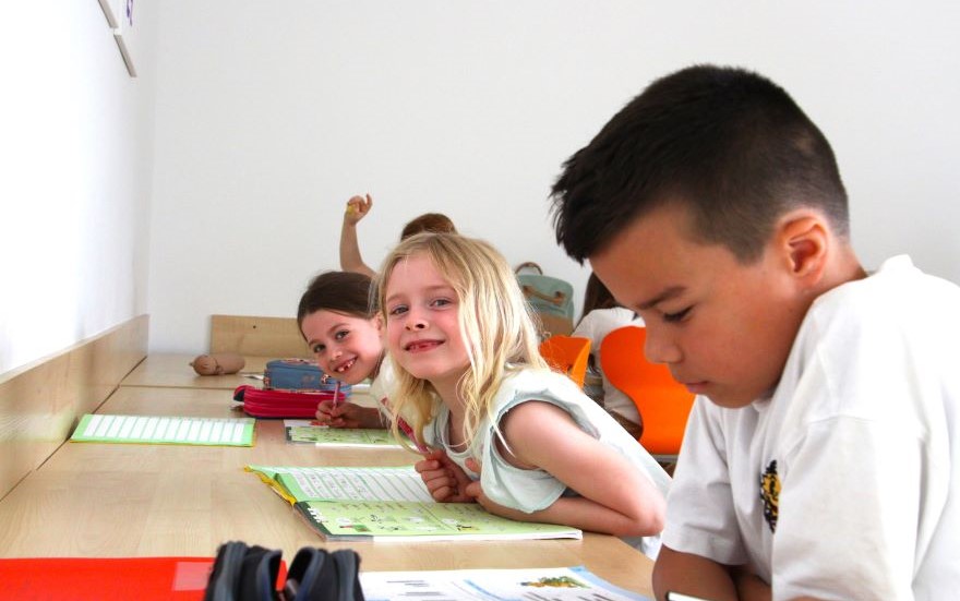 Kinder in der Übermittagbetreuung der dominis.