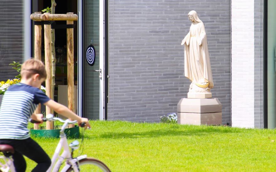 Kinder in der Übermittagbetreuung der dominis.
